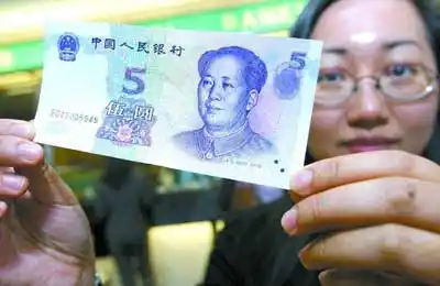 昨日,中国人民银行开始在全国发行第五套人民币5元纸币和5角硬币,广州