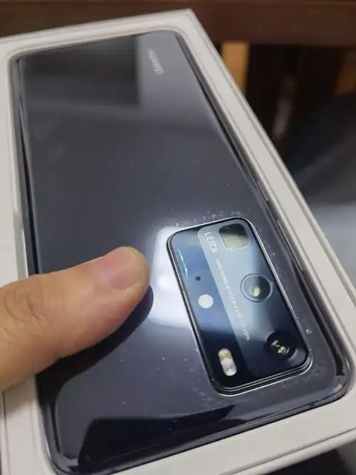 p40pro8256黑色成色几乎完美就摄像头镜片一条划痕