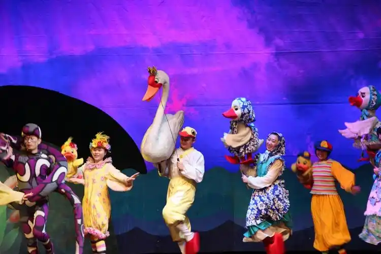 大型人偶剧《丑小鸭》