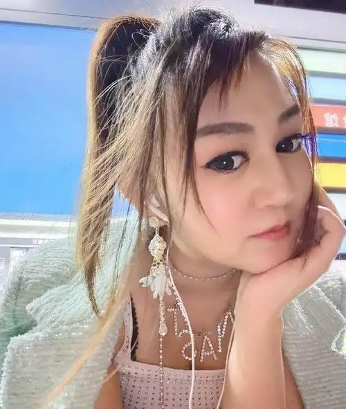 可能很多人不知道,王从希是一名星二代,她的父亲是老戏骨王伟.