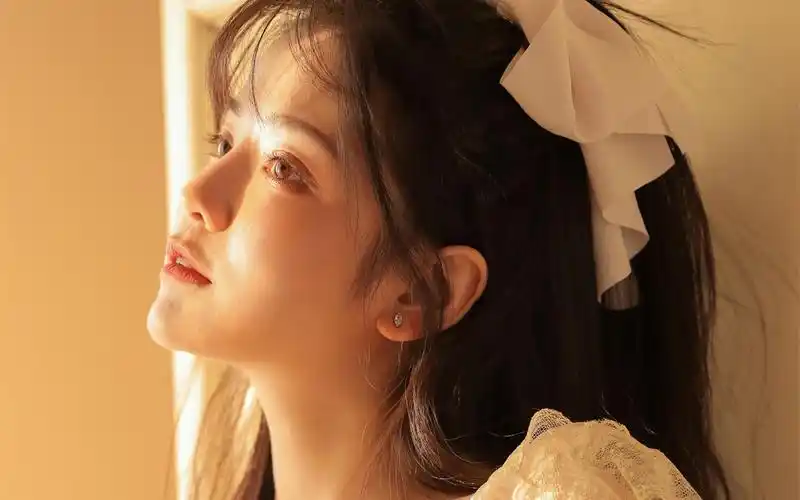 蕾丝美女精致妆容居家高冷写真