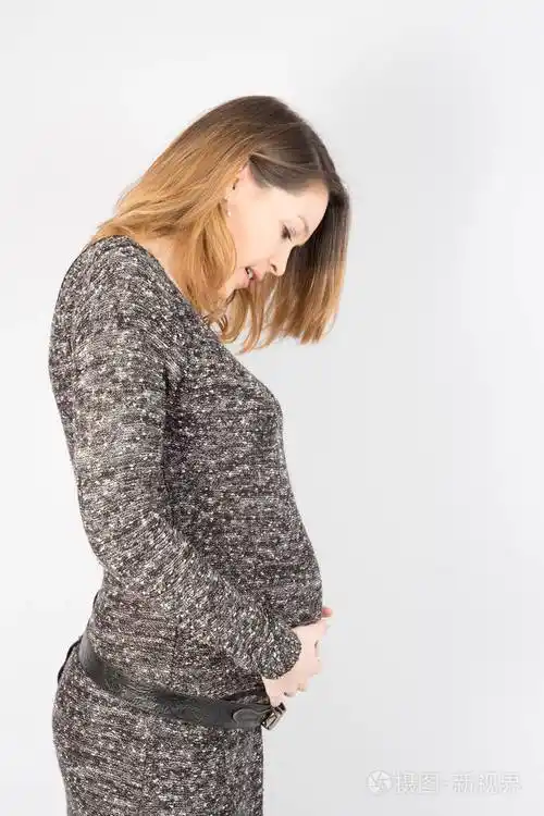 年轻漂亮怀孕妇女的侧面视图