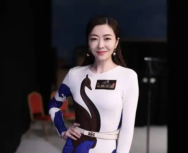 51岁郭可盈出席家庭聚会,林文龙黑到发光,熊黛林双胞胎女儿抢镜