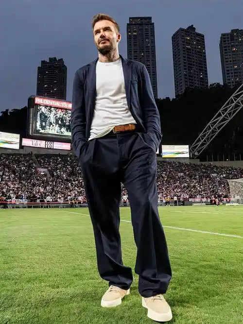 穿西装闪耀香港绿茵场帅气爆棚,比梅西体面多了_贝克汉姆_造型_休闲