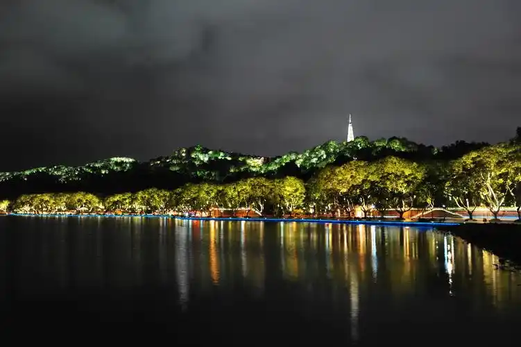 夜晚7:30左右,灯光下宝俶塔美丽的倩影,倒影在平静的西湖水中,祥和围