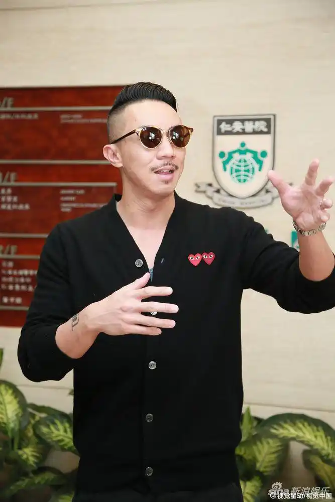 组图:张继聪接谢安琪母女出院 担心儿子吃妹妹醋