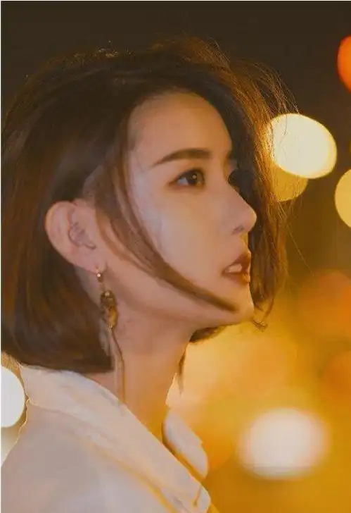 微博上有很多聂小雨本人照片,风格各异,有小鸟依人,阳光妩媚,俏皮可爱