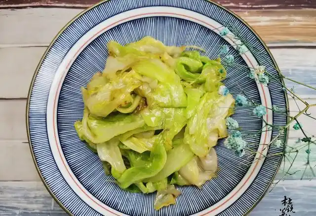 炒包菜可不能直接下锅炒多加2步口感清脆翠绿不出水