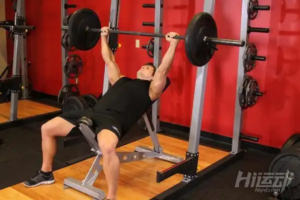 健身房练胸计划 4个动作练出完美胸肌