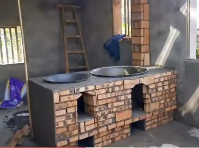 是农村人,研究出来的东西有模有样的,厨房的灶台先用水泥红砖砌起来!