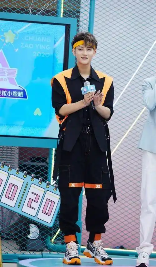 原创创3发布会神仙打架黄子韬戴橘色发带变身撕漫男稳赢鹿晗