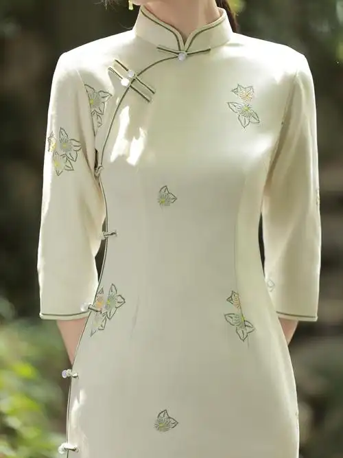 米白白色旗袍2022年新款斜襟复古古风日常刺绣旗袍