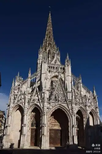 穿过老城大街即来到圣马克鲁教堂.