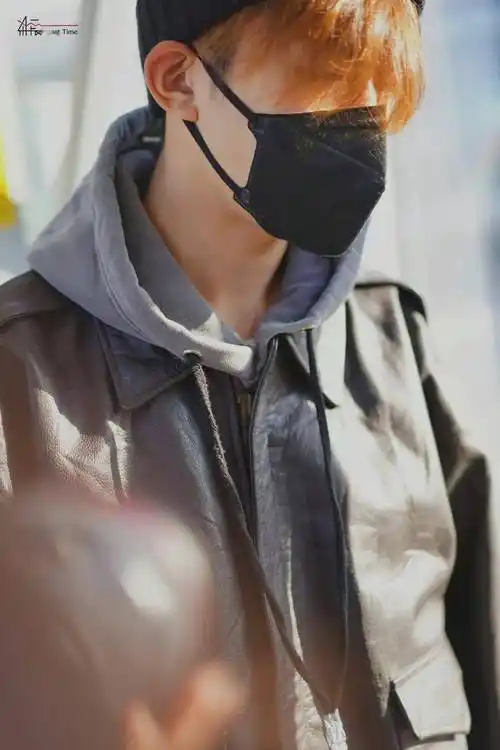 染了新发色的易烊千玺冬日氛围感十足温暖又明亮