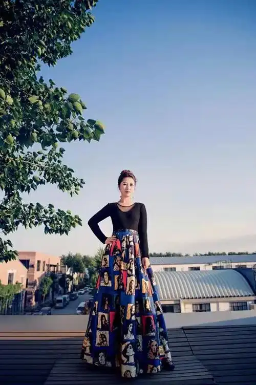 蓝琪儿联袂超级网红忠哥对唱月下情缘霸占抖音热搜榜