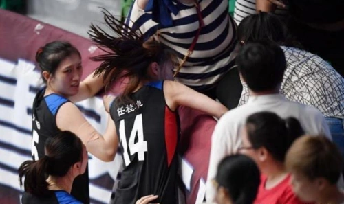 女排球星打架毁前程,郎平高徒对队友大打出手,她在澡堂打大妈!