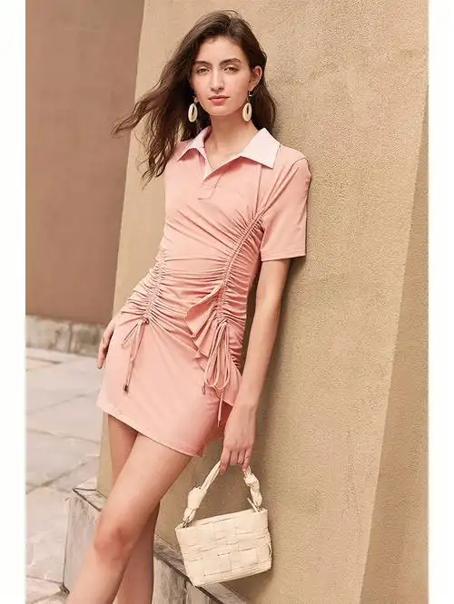 烟粉色细节满分的包臀连衣裙