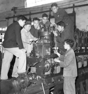 手工业改造1953年,先后发布了《 中共中央关于农业生产互助合作的决议