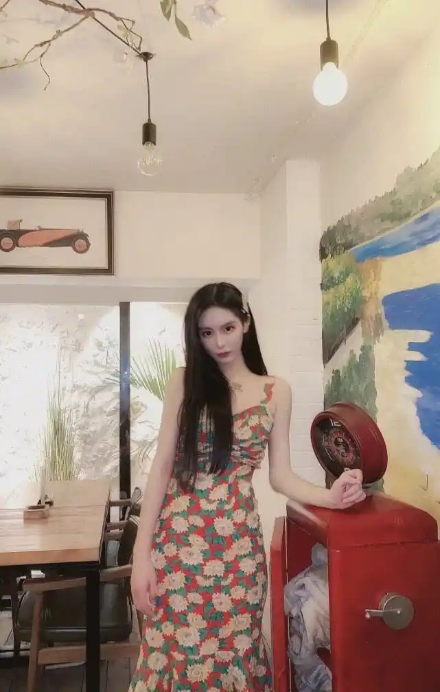 还记得《变形计》杨馥宇吗?20岁"内衣外穿"引热议,肚脐看点足