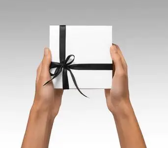 捧礼物孤立的女人双手捧着节日礼物白色盒用在白色背景上的暗黑色丝带