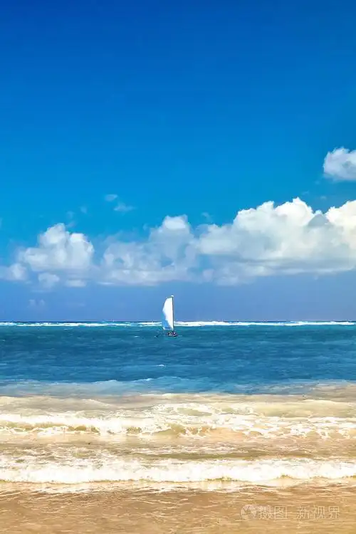 沙滩上蓝色海洋的软波. 背景. 海浪在沙滩上飞溅. 泡沫冲浪
