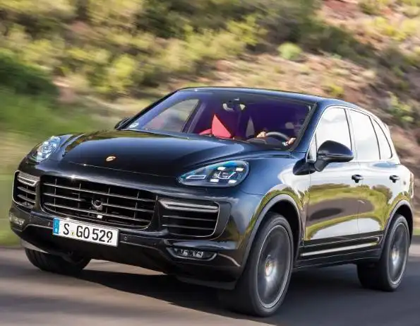 汽车:保时捷卡宴,提供时尚的外观,是一款宽敞的且适合越野的车
