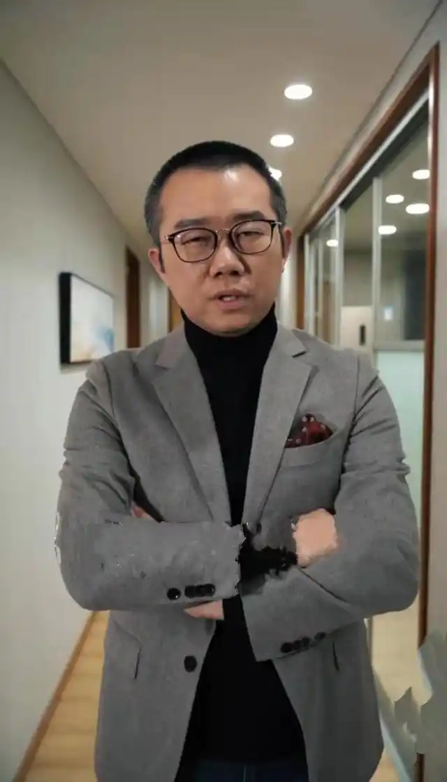 涂磊私下穿搭跟台上差别大,软糯土萌有点艳,还会给女儿扎小辫