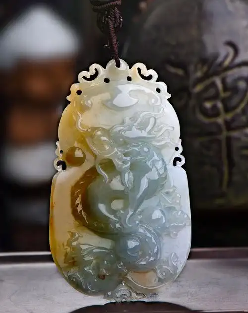 精工雕刻飞龙在天天然a货翡翠挂件