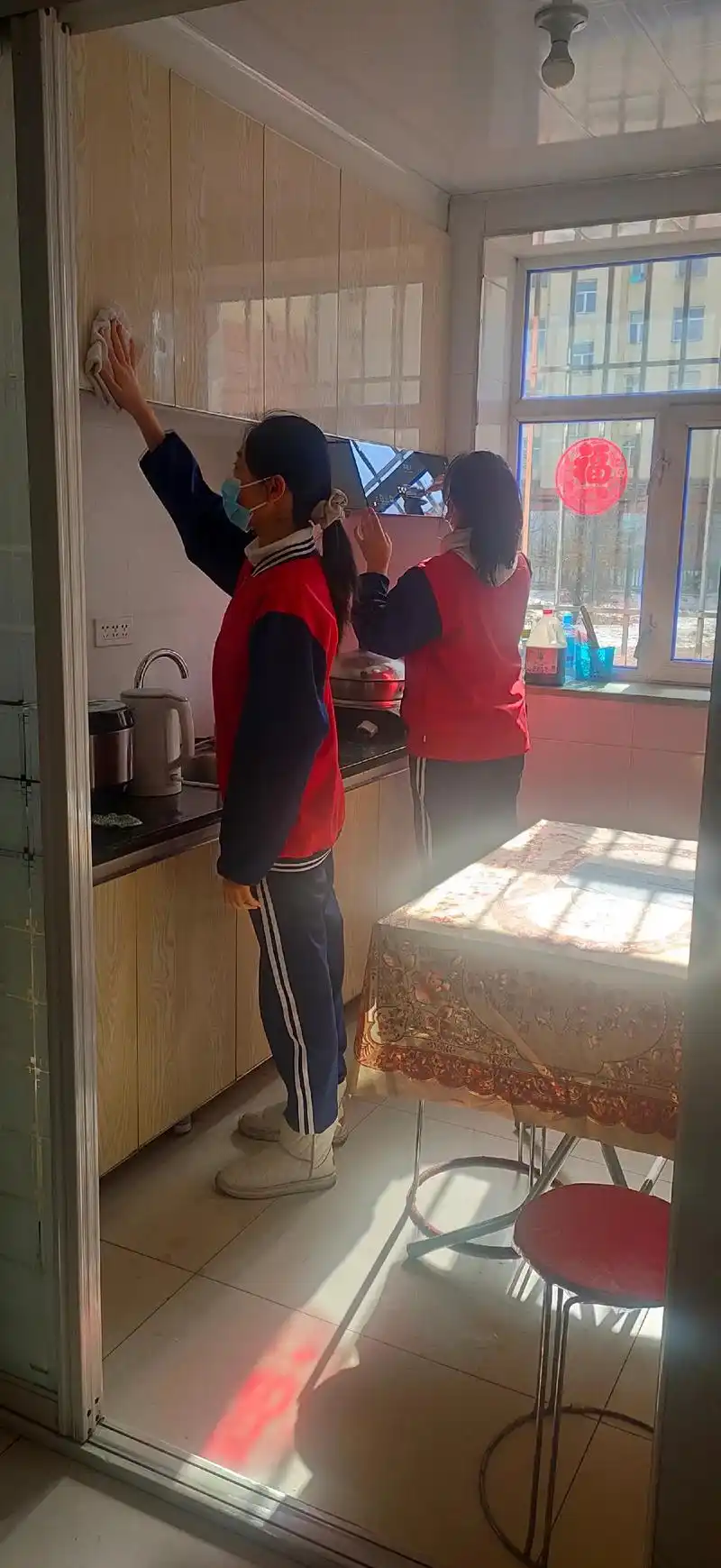 鸡西市第六中学学生志愿服务帮助残疾人打扫卫生 - 抖音