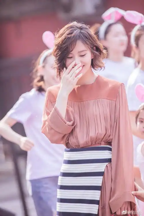 先看看这身造型的刘诗诗,一款利落的短发相当吸睛,干练帅气,职场女