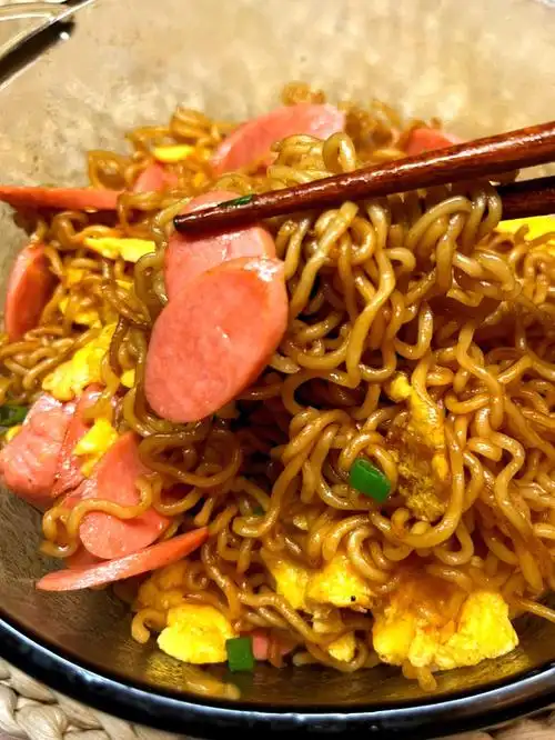 炒方便面这么做绝对不粘锅‼️