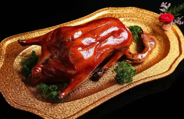 粤菜系里分支众多的一道传统美食——烧鹅