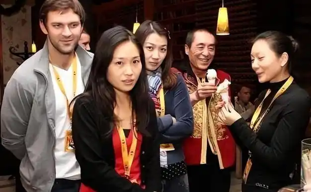 张艺谋的女儿张末从巩俐手中抢回父亲二婚嫁老外后现状如何