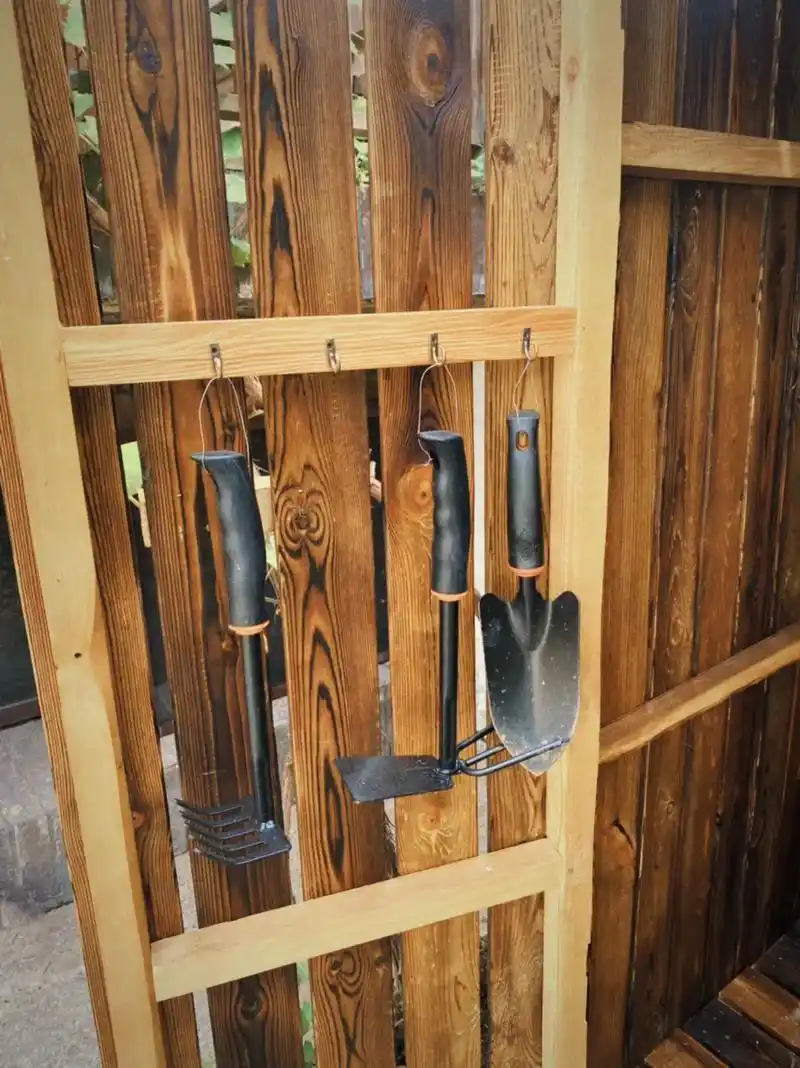 自制花园工具房完工啦,计算了一下成本,材料都剩余一丢丢.制作 - 抖音