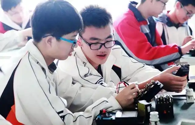 不可否认的是,就目前的情况来看,分流到中职的学生基本上都是成绩不太