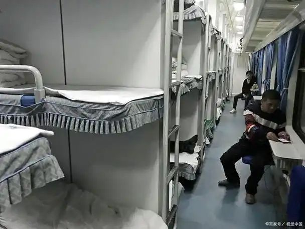 在硬卧代硬座车厢内,旅客可以享受卧铺的舒适和方便,同时也可以享受