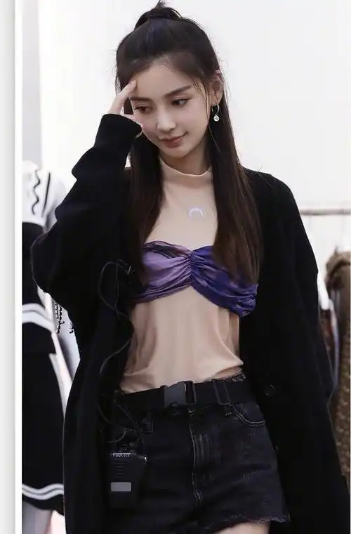 杨颖尝试内衣外穿,白t配皮夹克抹胸短裙,胸部平坦好尴尬