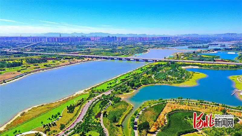 石家庄滹沱河两岸已成为集防护,观赏,休闲等于一体的绿色生态旅游景观