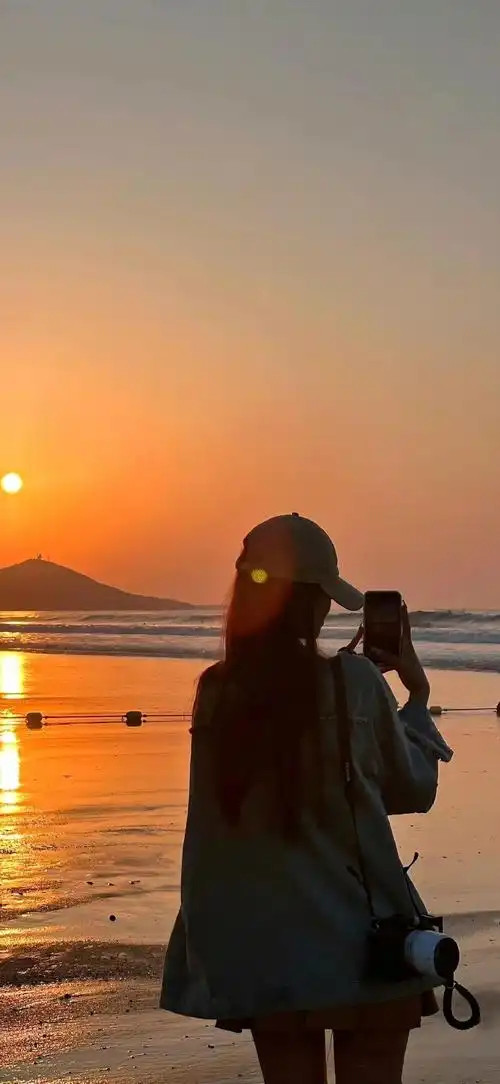 唯美日落氛围感女生背影