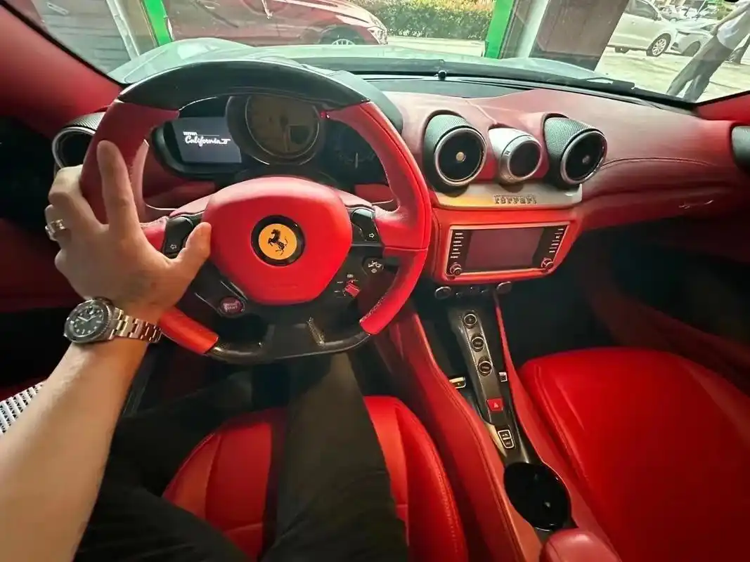 第一视角法拉利方向盘开超跑图片自取,配文:渣男出门了.不用谢 - 抖音
