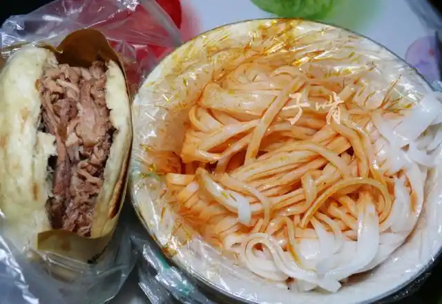 肉夹馍是优质纯瘦肉的10元一个,米皮5元一份,这个组合是西安人常吃的