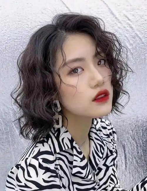 洋气减龄又个性的中短发蛋卷头发型,特别适合矮个子的女生,娃娃脸搭配