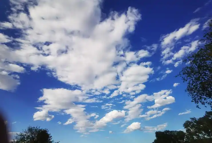 真实的蓝天白云家乡的美