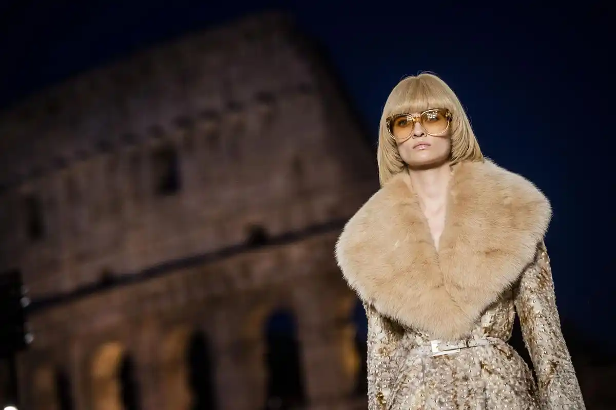 拉格菲尔德生前是芬迪的领衔设计师和创意总监.