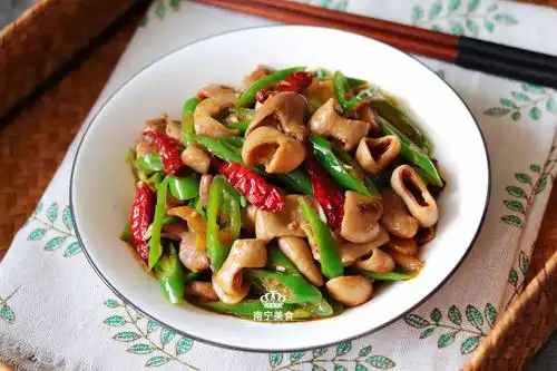 年夜饭上怎么少得了这道青椒肥肠,脆韧q弹好下饭,1锅饭不够吃|猪大肠|