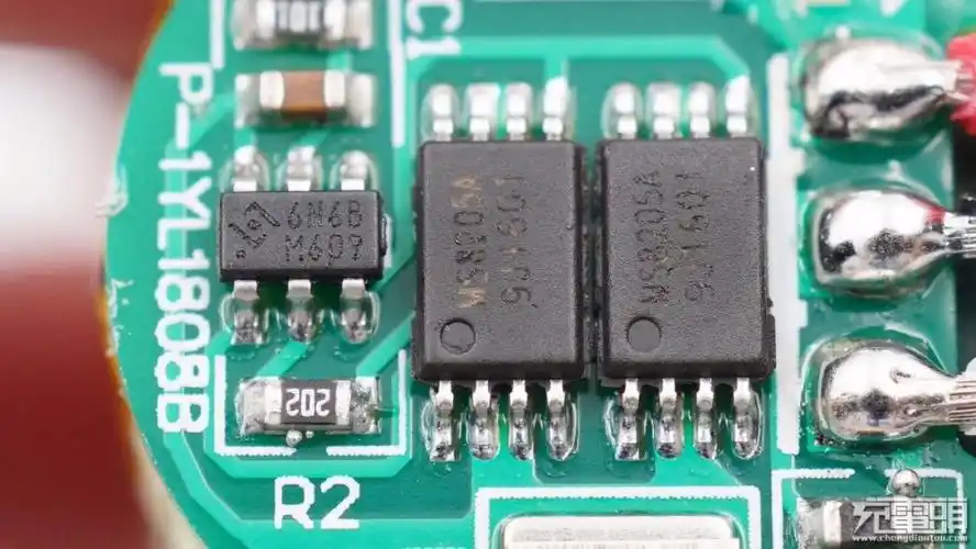 左边是宏康锂电保护ic,丝印6n6b.右边是两颗ms8205a锂电保护mos管.