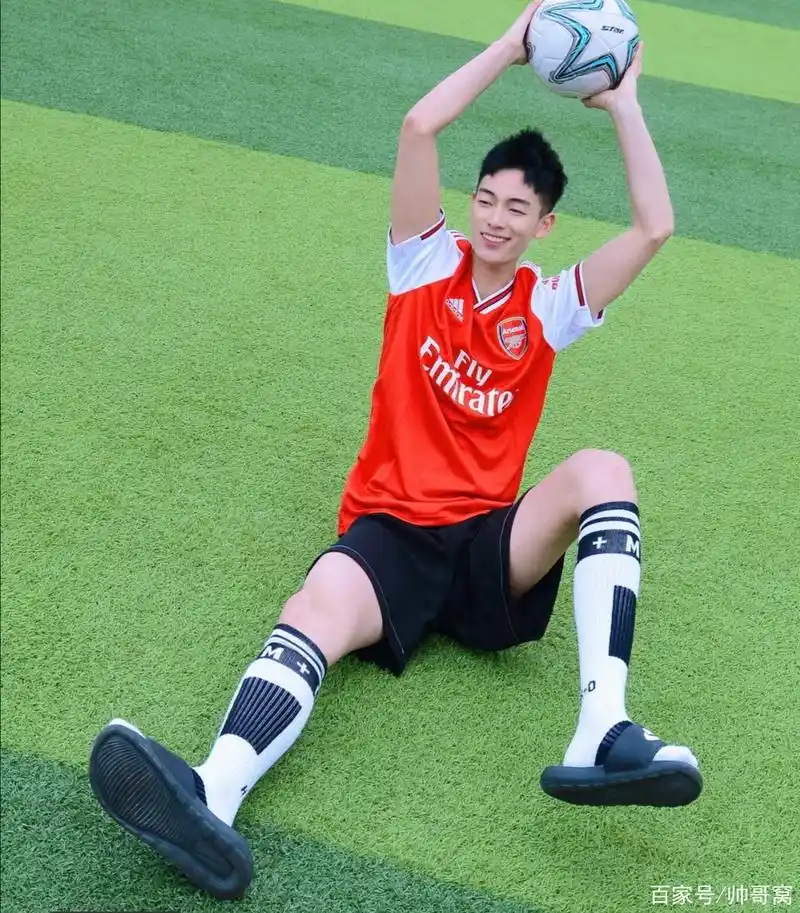 大长腿运动体育生,在操场上挥洒汗水,高颜值的篮球小哥你喜欢吗