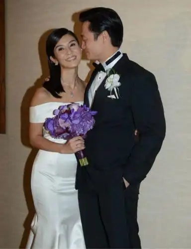 杨采妮庆结婚三周年 老公甜问:你开心吗?