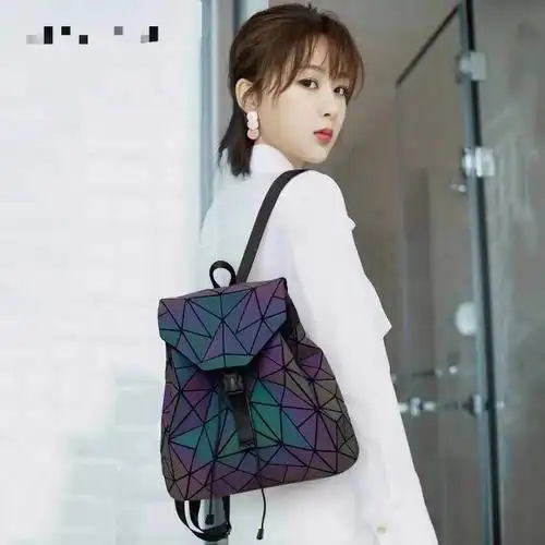 杨紫同款反光包包三宅一生好喜欢