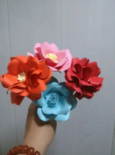 牛牛妈妈用硬卡纸做的花,真漂亮!